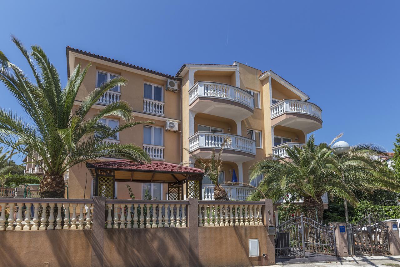 Apartments Canaria Pula Exterior photo